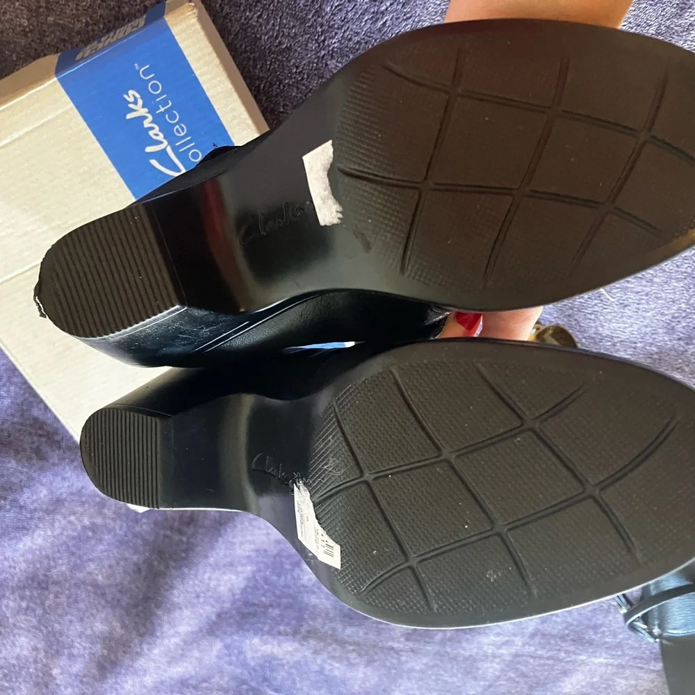 Clarks Emily2 Mabel Black Leather Flats with Classic Design and Polished Finish - Picture 5 of 16